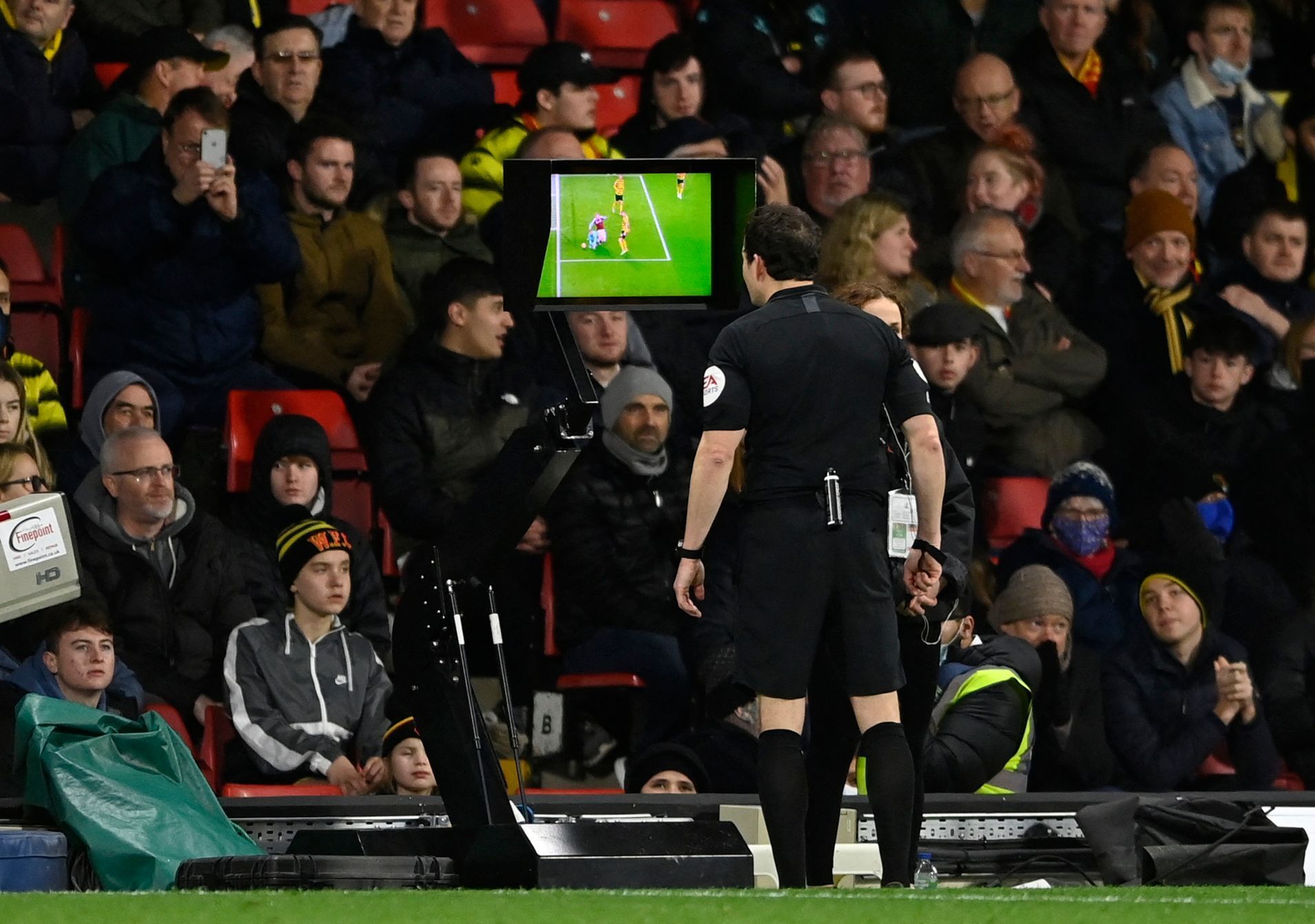 fotbal, anglická liga 2021/2022, Premier League - Watford v West Ham United, rozhodčí Darren England, VAR