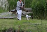 První dáma Ivana Zemanová na procházce se psem nedaleko Lumbeho vily, kde prezidentský pár bydlí. Nového člena rodiny přivezla jejich dcera Kateřina z chovatelské stanice na Moravě.