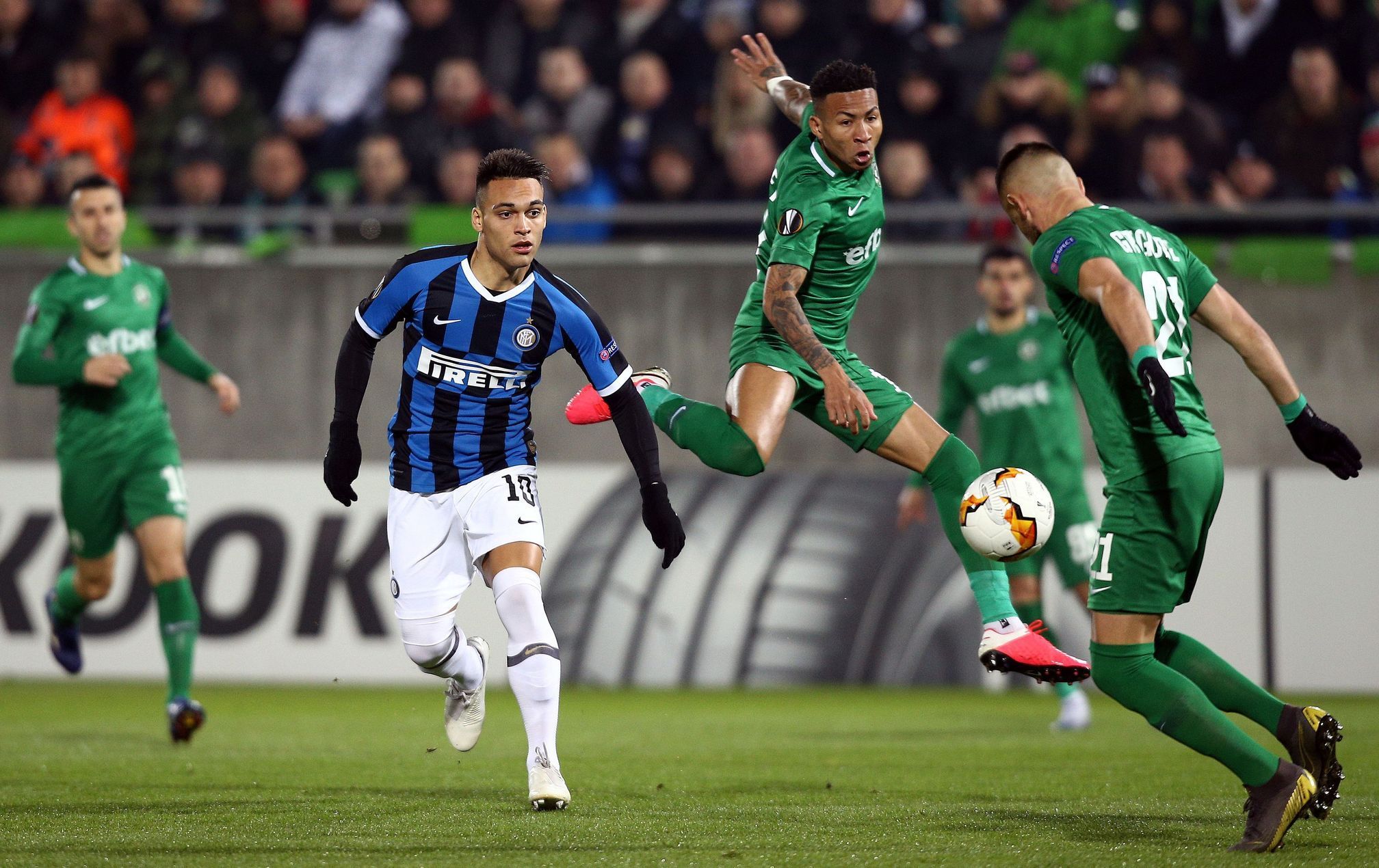 fotbal, Evropská liga 2019/2020, play off, Razgrad - Inter Milán, Lautaro Martinez (v modročerném)