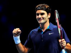 Roger Federer se raduje z vítězství nad Davidem Ferrerem .