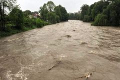 Vydatný déšť rozvodňuje řeky, na Smědé na Liberecku vyhlásili stav ohrožení