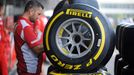 Mechanici Ferrari přebírají svoje sady pneumatik Pirelli.