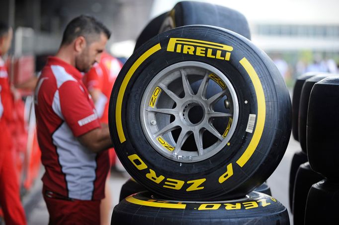 Mechanici Ferrari přebírají svoje sady pneumatik Pirelli.