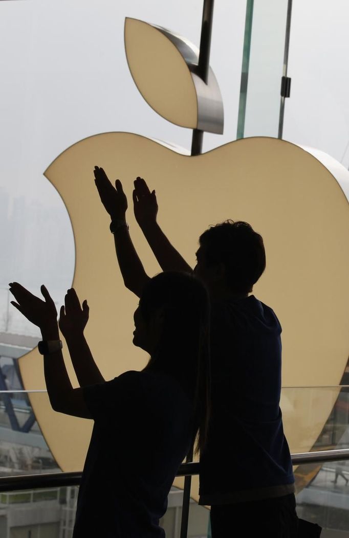 REFILE - CORRECTING GRAMMAR IN FIRST SENTENCE OF CAPTION Staff applaud as customers enter to get newly released iPhone 5 at an Apple Store in Hong Kong September 21, 2012. Apple Inc's iPhone 5 hit stores around the globe on Friday, with fans snapping up the device that is expected to fuel a huge holiday quarter for the consumer giant. REUTERS/Bobby Yip (CHINA - Tags: BUSINESS SCIENCE TECHNOLOGY LOGO) Published: Zář. 21, 2012, 3:27 dop.