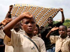 Děti salutují vůdci povstalců Agathonu Rwasovi během jeho příjezdu do hlavního města Bujumbury