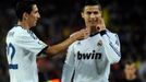 Fotbalisté Realu Madrid Ángel di María (vlevo) a Cristiano Ronaldo slaví gól v utkání Primera División 2012/13 proti Barceloně.