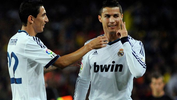 Fotbalisté Realu Madrid Ángel di María (vlevo) a Cristiano Ronaldo slaví gól v utkání Primera División 2012/13 proti Barceloně.