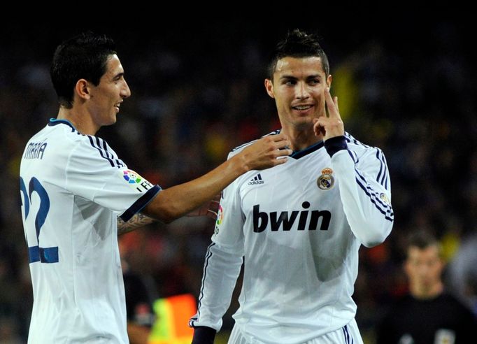 Fotbalisté Realu Madrid Ángel di María (vlevo) a Cristiano Ronaldo slaví gól v utkání Primera División 2012/13 proti Barceloně.