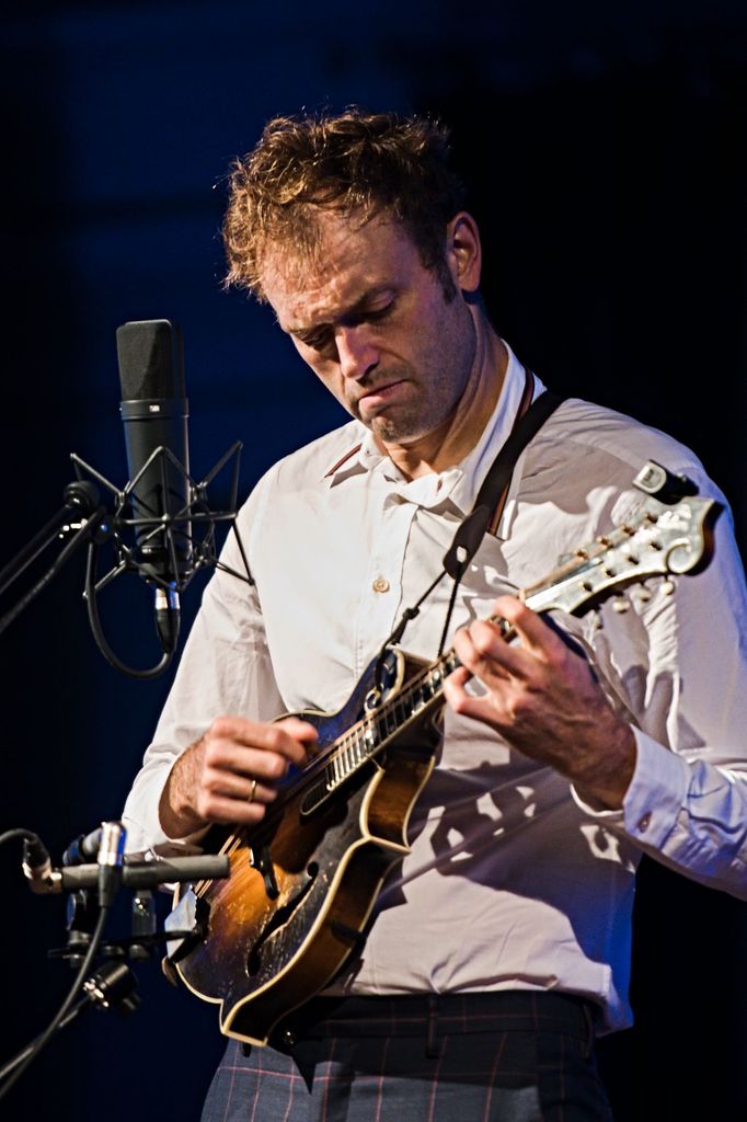 Chris Thile v brněnském Besedním domě.