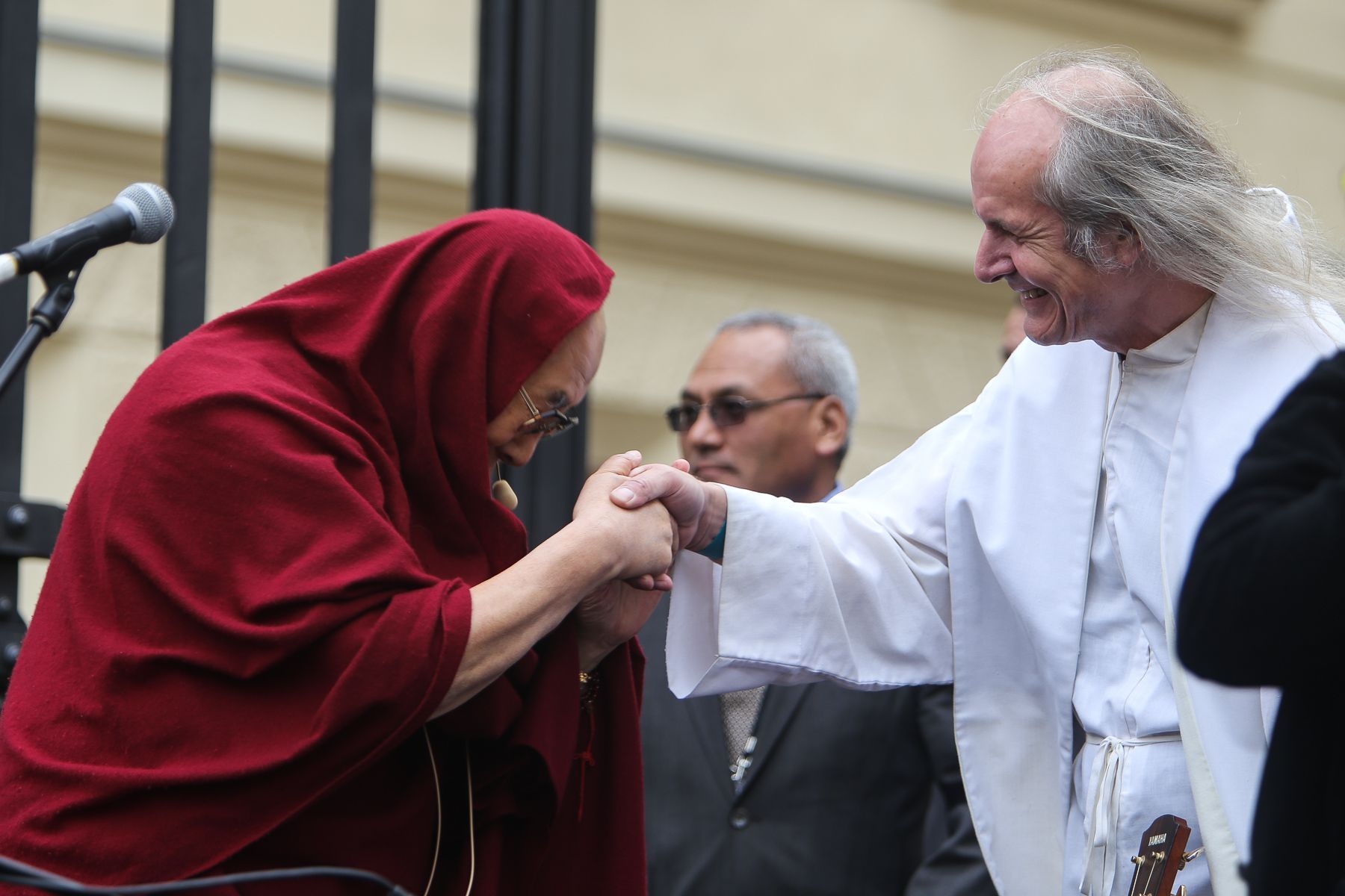 Dalajlama v Praze - přivítání na Hradčanském náměstí