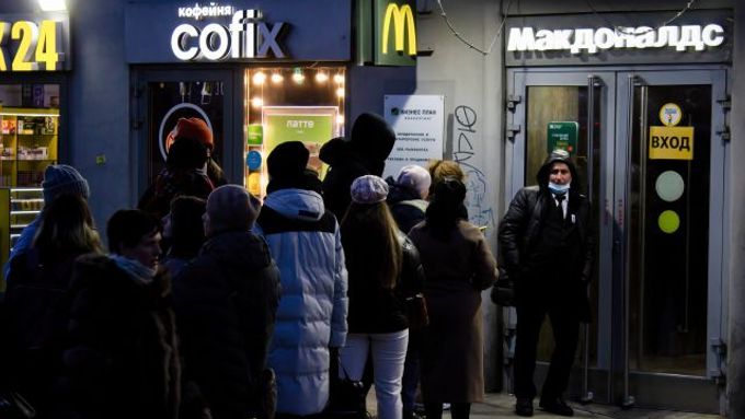 Ruská armáda vraždí na Ukrajině a Rusům je líto hamburgeru... Fronta před moskevskou provozovnou Mc Donald's poté, co firma oznámila sankční uzavření svých restaurací.