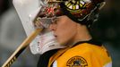 Gólman Bostonu Bruins Tuukka Rask si upravuje masku během prvního pražského utkání proti Phoenixu.