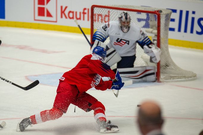 Matěj Pekař a Spencer Knight v zápase MS 20 Česko - USA