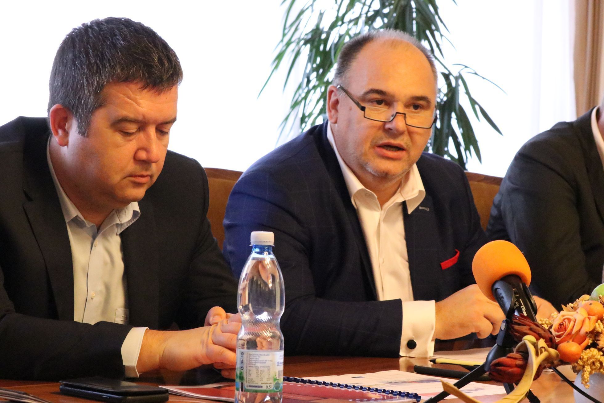Poslanec ČSSD Jan Birke a předseda ČSSD Jan Hamáček při představování návrhu zákona odostupném bydlení.