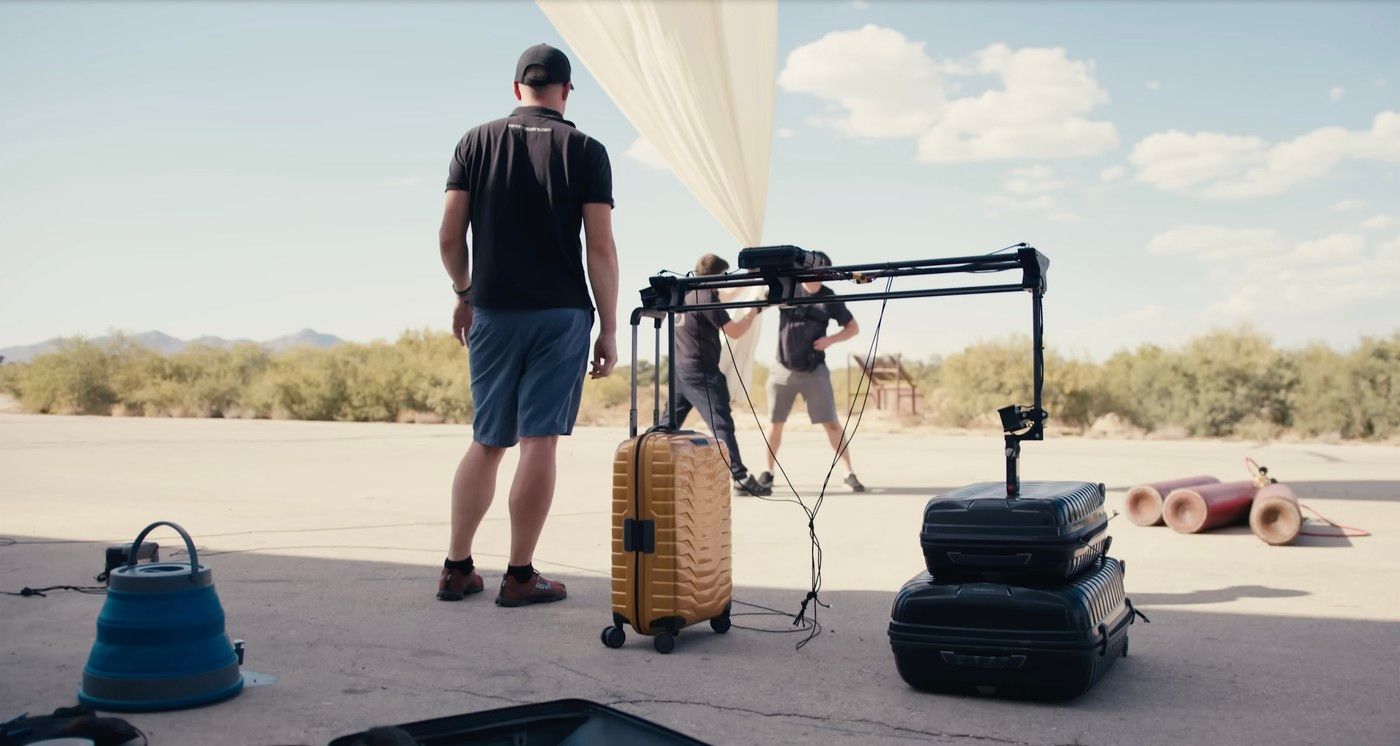 Kufr spadlý z vesmíru přistál bez škrábnutí