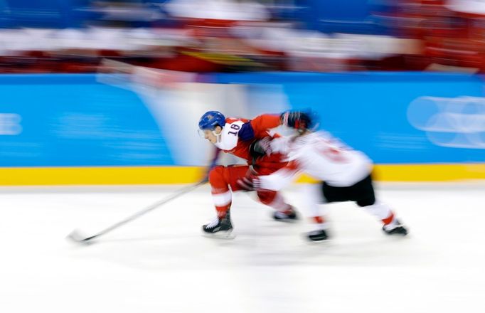 Dominik Kubalík a Tristan Scherwey v zápase Česko - Švýcarsko na ZOH 2018