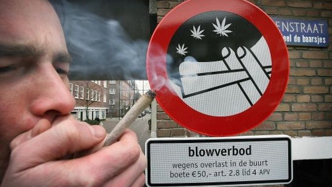 Amsterdamská radnice koncem roku zavedla ve čtvrti De Baarsjes zkušební zákaz kouření marihuany na veřejnosti. Voliči tak dnes budou rozhodovat i o této vyhlášce. Radnice ale začala na značkách vydělávat - ve světě je o ně velký zájem