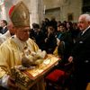 Latinský patriarcha Michael Sabbah nese sošku malého Ježíška při půlnoční mši v Betlémě.