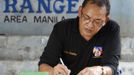 Jaime "Jimmy" Santiago, a lower court judge in Manila, takes notes before their shooting practice with fellow court judges at a police firing range in Manila March 6, 2013. Santiago, a former police officer who headed a special weapons and tactics (SWAT) unit, favours arming Filipino judges to protect themselves from disgruntled litigants who can't accept decisions and criminal syndicates whose members were sent to jail. There had been cases of shootings inside courtrooms. REUTERS/Romeo Ranoco (PHILIPPINES - Tags: POLITICS CRIME LAW) Published: Dub. 4, 2013, 10:59 dop.