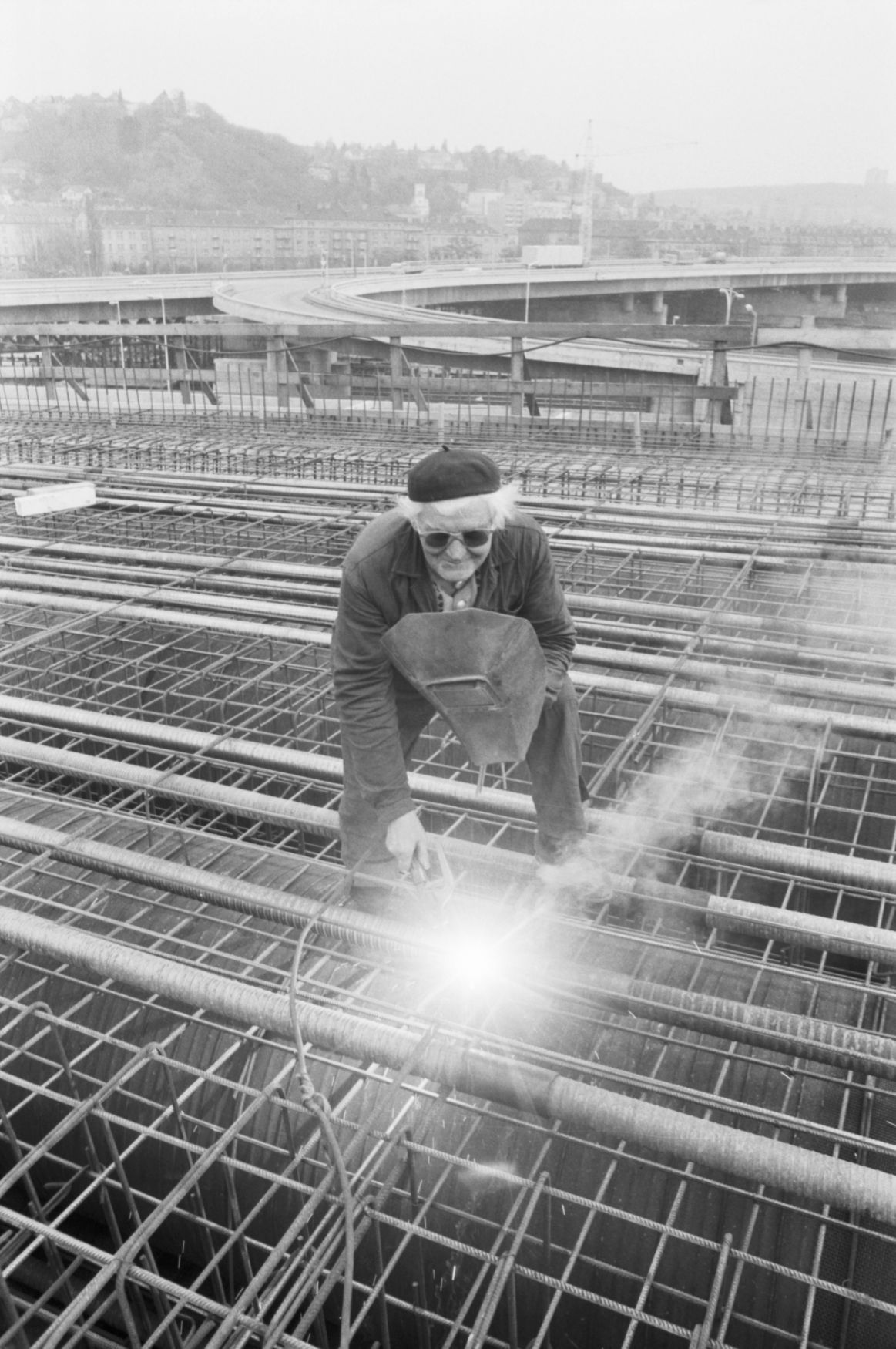 Fotogalerie / Barrandovský most / Tak se kdysi budoval Barrandovský most. Klíčový most v Praze nyní čekají opravy