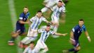 Nicolas Tagliafico a Ivan Perišič v semifinále MS 2022 Argentina - Chorvatsko