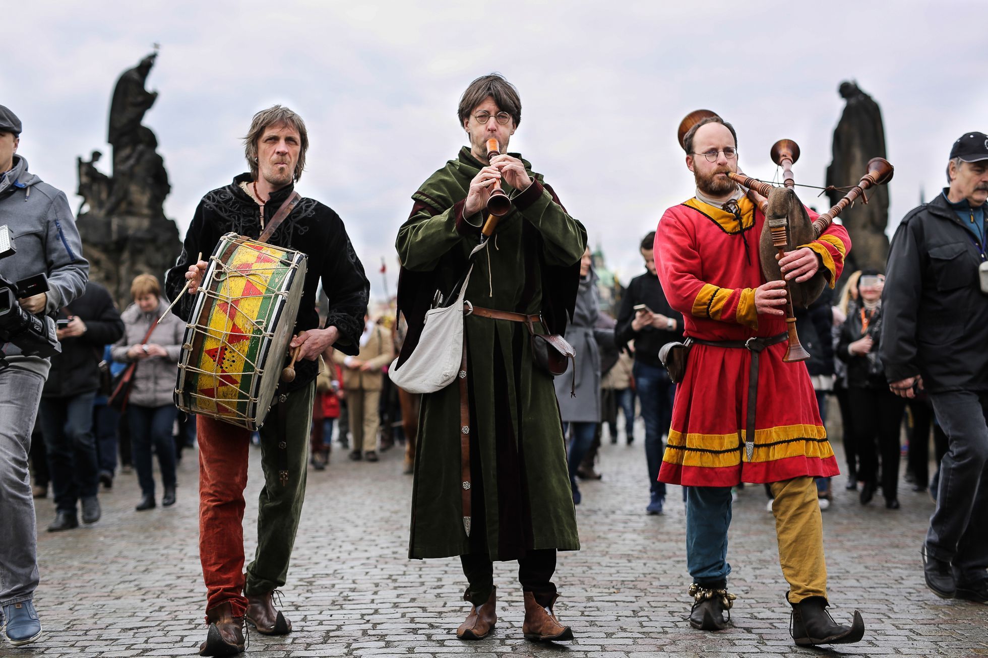 Velvarský vajíčkový průvod přes Karlův most