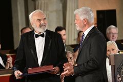 Svěrák a Drábová mezi oceněnými. Prezident Pavel udělil 48 státních vyznamenání