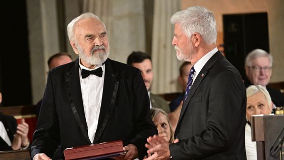 Známé tváře i nenápadní hrdinové. Okamžiky z předávání státních vyznamenání