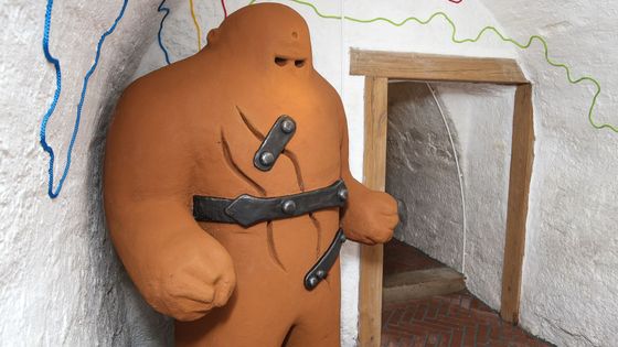 Ve sklepení stojí Golem, vyrobený ve stejném poměru jako ten ze stejnojmenné hry Osvobozeného divadla