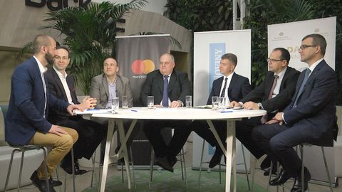 Kulatý stůl: Jaká je budoucnost bankovek a mincí? Bezhotovostní platby je nevytlačí