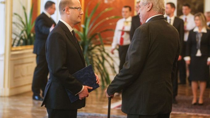 Prezident Zeman a premiér Sobotka při jmenování vlády.