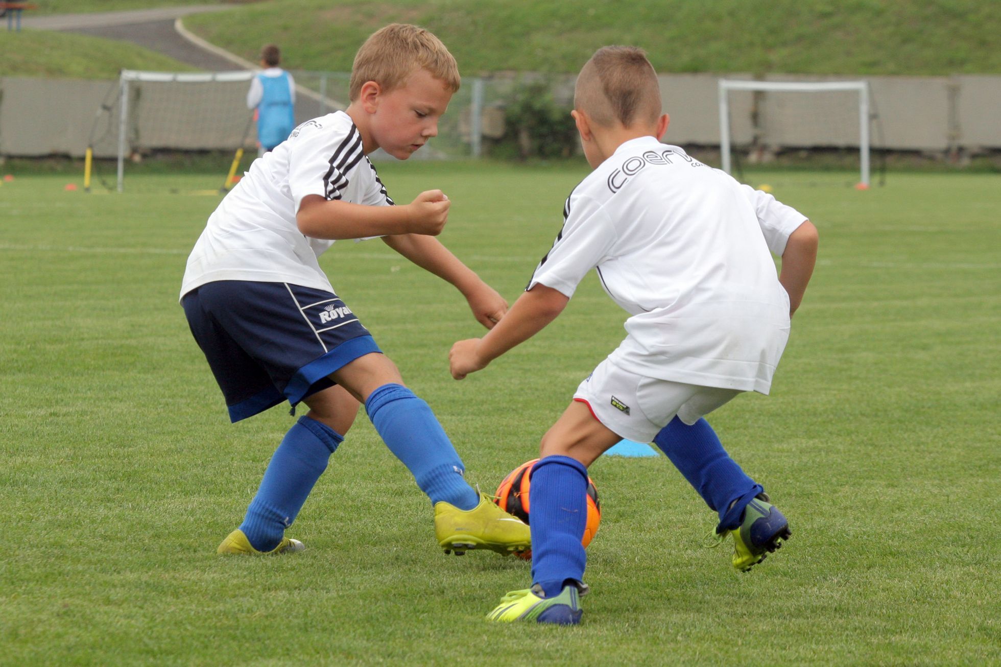 Kluci se učí hrát fotbal