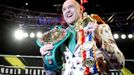 Tyson Fury slaví zisk pásu mistra světa těžké váhy organizace WBC v souboji s Deontayem Wilderem