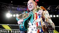 Britský boxer Tyson Fury zdolal v Las Vegas Američana Deontaye Wildera a vzal mnu tak pás mistra světa těžké váhy organizace WBC.