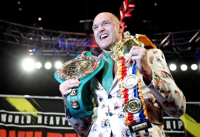 Tyson Fury slaví zisk pásu mistra světa těžké váhy organizace WBC v souboji s Deontayem Wilderem