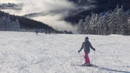 Skiareál Klínovec (Krušné hory) - Největší lyžařské středisko v Krušných horách nabízí 18 km sjezdovek, čtyři sedačkové lanovky a sedm vleků. Celodenní skipas pro rodinu se dvěma dětmi vyjde na 1920 korun, denní pro dospělého pak 650 korun.