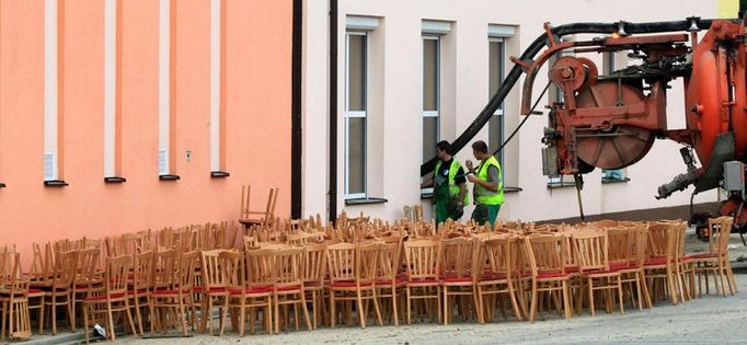 Hasiči přepnuli svoji stříkačku na zpětný pohon a odčerpávají vodu z kulturního domu v Jeseníku nad Odrou.