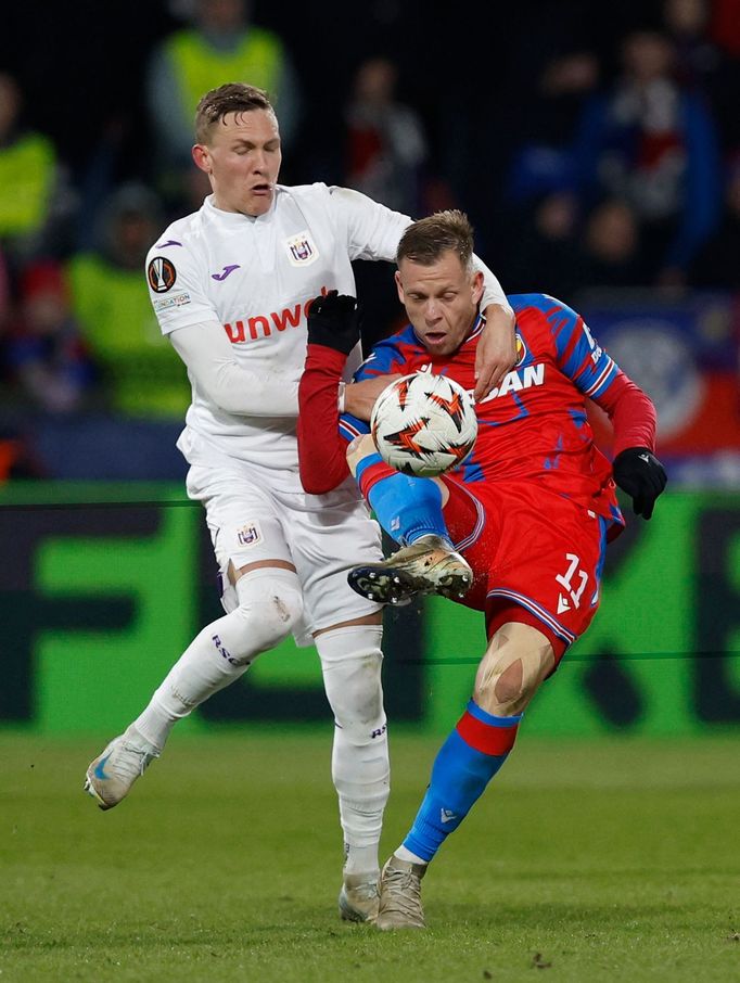 Ludwig Augustinsson si proti Matěji Vydrovi musel pomoci rukama