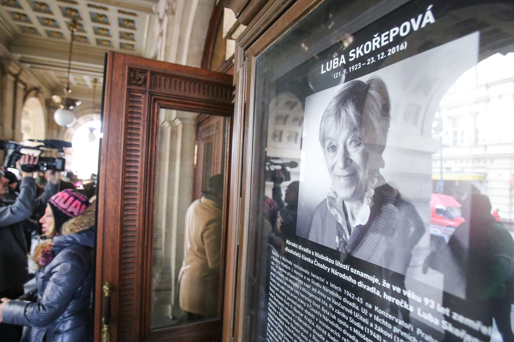 Poslední rozloučení s Lubou Skořepovou ve foyer Národního divadla