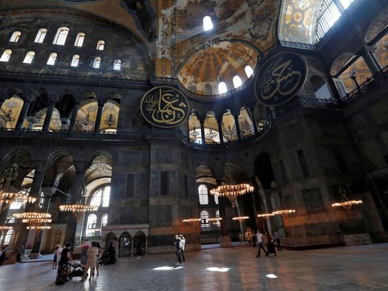 Monumentální vnitřní prostory v sobě snoubí tradiční arabskou a byzantskou architekturu. Vliv islámu je opět patrný na černých panelech.