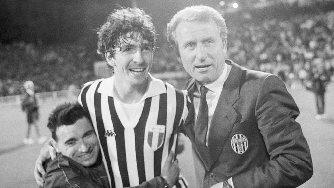 Paolo Rossi objímaný fanouškem stojí 30. května 1985 vedle trenéra Juventusu Giovanniho Trapattoniho po vítězství v Poháru mistrů evropských zemí nad FC Liverpool 1:0.