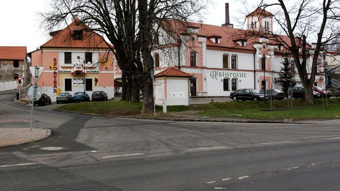 Hemerkův statek ve Slaném je obklopen supermarkety Lidl, Kaufland a Plus.