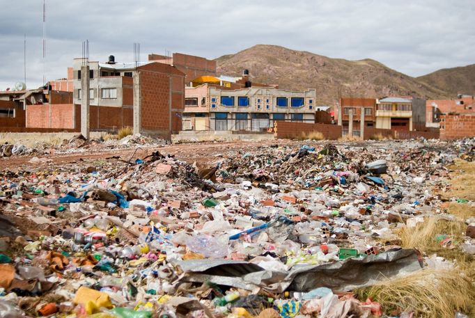 Jezero Titicaca, ležící v centrální oblasti And v Jižní Americe, dlouhodobě ohrožuje stoupající úroveň znečištění.