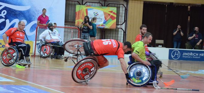 Michal Vápenka při pokusu o vypíchnutí balonku soupeři