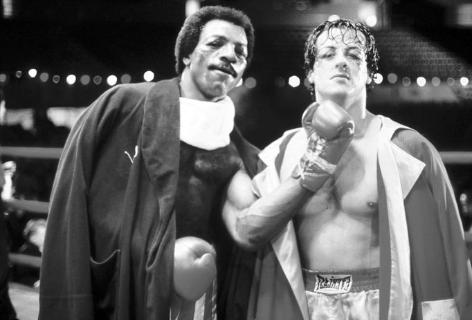 Carl Weathers jako Apollo Creed a Sylvester Stallone coby Rocky Balboa v prvním Rockym z roku 1976.