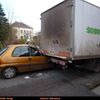 Peugeot narazil do stojícího náklaďáku