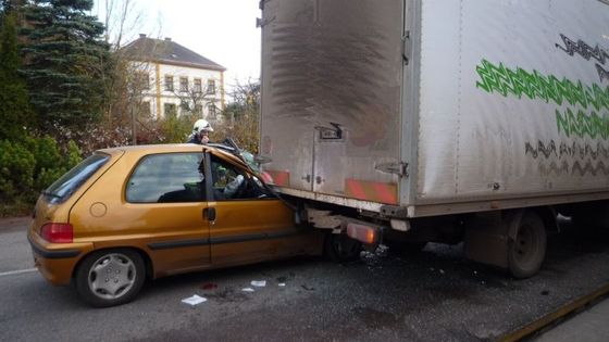 Peugeot narazil do stojícího náklaďáku