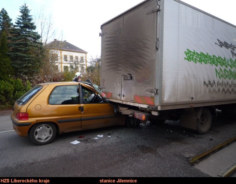 Peugeot narazil do stojícího náklaďáku