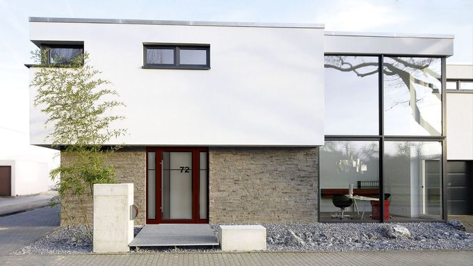 I u moderních staveb lze vše sladit: drobné detaily na vstupních dveří ladí s okny a garážovými vraty, zároveň jsou díky odlišné barvě výplní výraznou dominantou domu