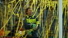 Dortmundský brankář Roman Weidenfeller uklízí před začátkem zápasu s Wolfsburgem konfety.